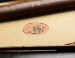 北大校徽造型独特：篆体‘北大’蕴含三人成众理念及书法应用